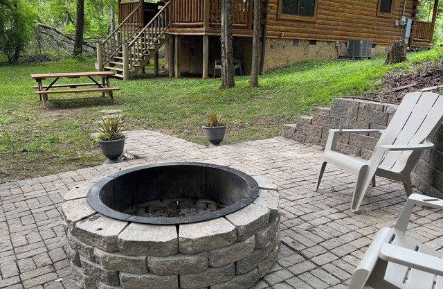 Lake Cumberland / Conley Bottom area-Log Cabin Rental, Private, Lake Access .25 Mi