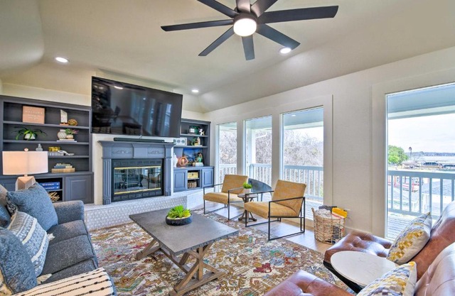 Lake Dayz Granbury Retreat with Private Dock!