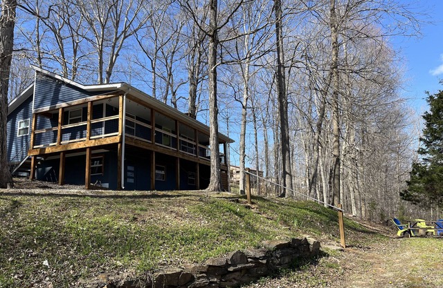 Lake Daze, Blue Cottage <1mile to Jamestown Marina with space to trailer boat.