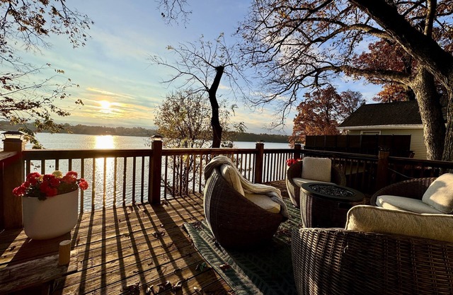 Relax, Play, & Explore. Lake, Hot tub, Sunroom, 4 Level Lake Views