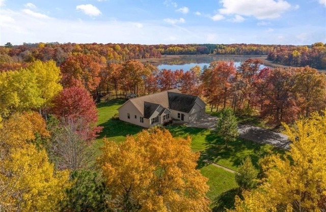 Sept 26 & Oct 4 Open! Golf getaway,Lake Edward, Mins to Nisswa, Hot Tub, Game Rm