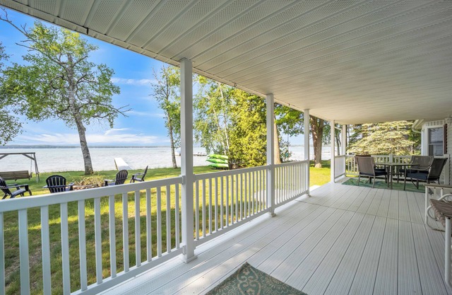 Lake Effect (Lewiston, MI) Sleeps 8, Waterfront on West Twin Lake!