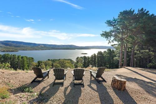 Lake Eildon Retreat - Breathtaking Views - Sleeps 12