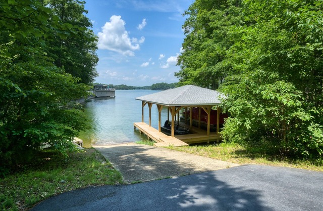 Lake, Entire House, 4BR, Hot Tub, New Fire Pit, Dog Friendly w/Fenced yard!