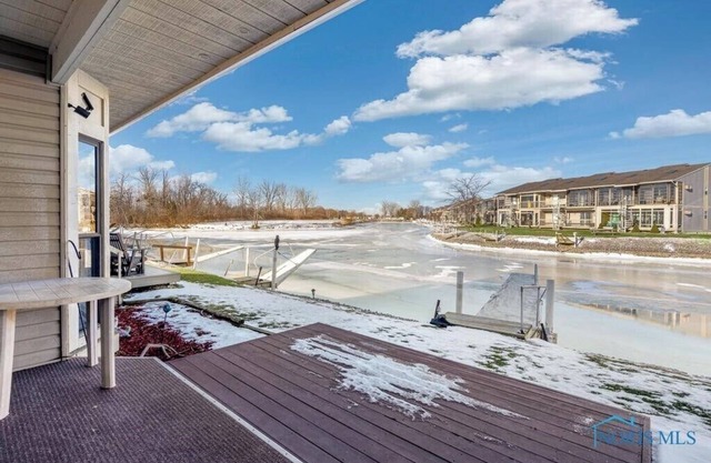 Lake Erie 2-bedroom condo with pool