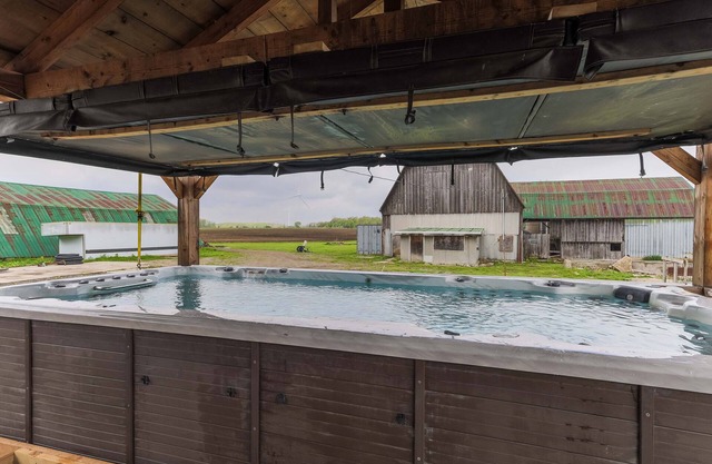 Lake Erie Manor-5800 sq. ft. with SwimSpa-short drive to the beach,