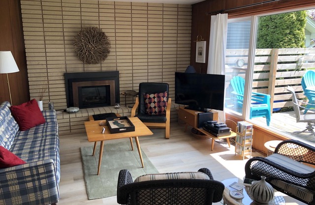 Lake Erie Paradise! Perfect waterfront getaway with deck and large sandy beach.