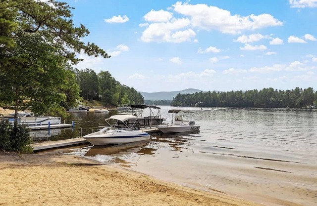 Lake Escape Family & Pet Friendly with Dock Access