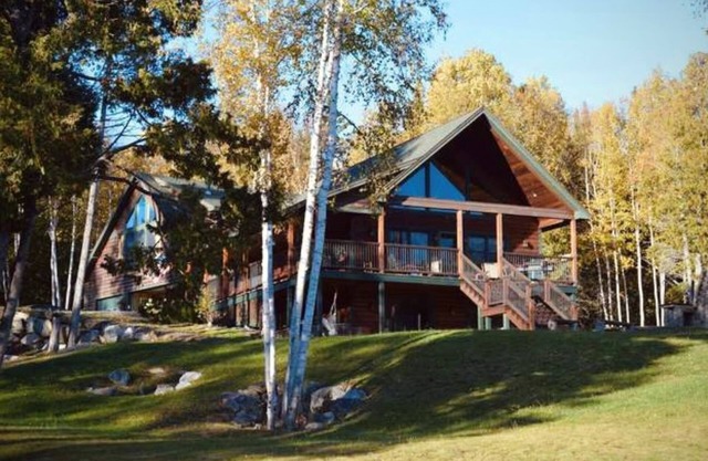 Lake Escape; Sleeps12, hottub, gameroom & UTV, Direct Snowmobile