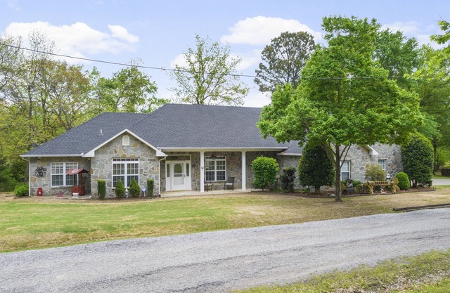 Lake Eufaula Lake Front with boat dock & boat ramp 300 yards away!