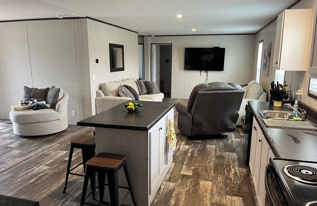 Lake Eufaula Retreat – Sleeps 10 - Less than 1 mile to the lake and marina