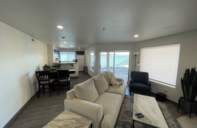 Lake Front 2-bedroom condo on beatiful Moses Lake with Private Hot Tub