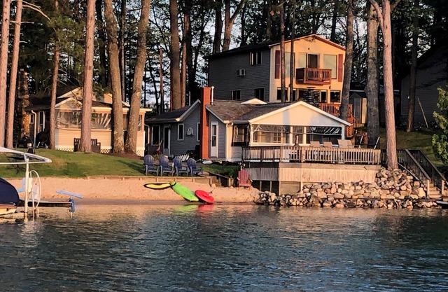 Lake Front 3 Bedroom Cottage with Dock
