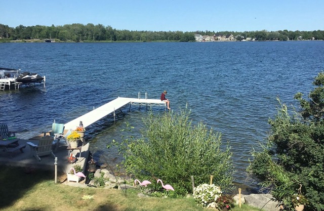 Lake front bachelor Close to all amenities casino Rama Ski hills