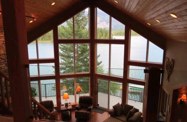 Lake front cabin on Tie Lake. Sleeps 10 comfortably. Ideal for 2 or 3 familes.