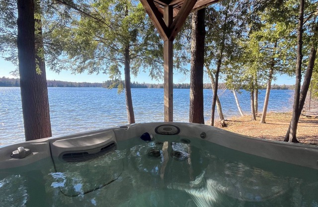 Lake front Cabin & Bunkhouse + Hot Tub