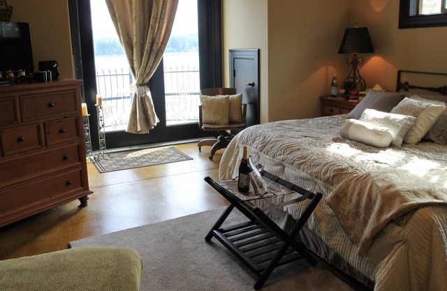 Lake Front Castle Style Custom Home Suites con balcón