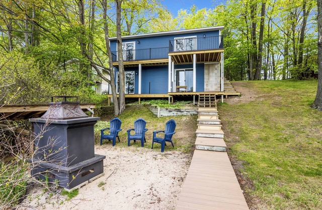 Lake Front Cottage in awesome Lake Ann, MI