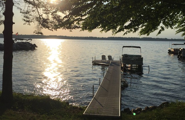 Lake-Front Cottage with beautiful sunrise views!