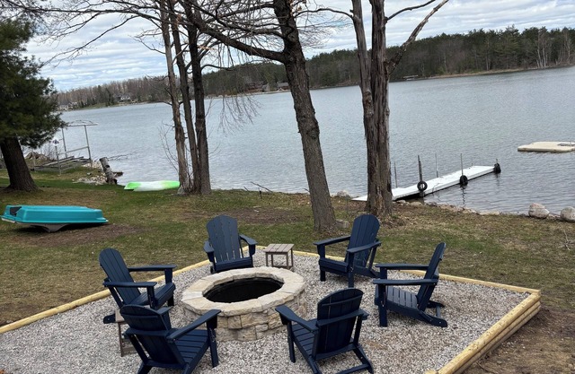 Lake Front ~ Firepit ~ Kayaks ~ SUPs ~ Yard Games