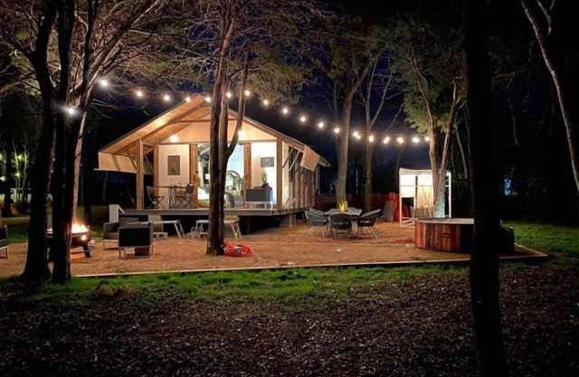 Lake Front Glamping Near Austin-Bathroom In Unit