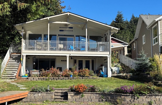 Lake Front Home on Beautiful Summit Lake ☀️