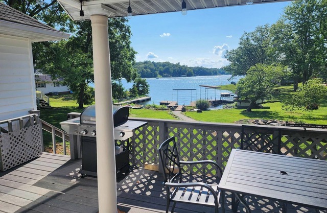 Lake Front home Sleeps 10 Overlooking deck for perfect lake views & a coffee bar