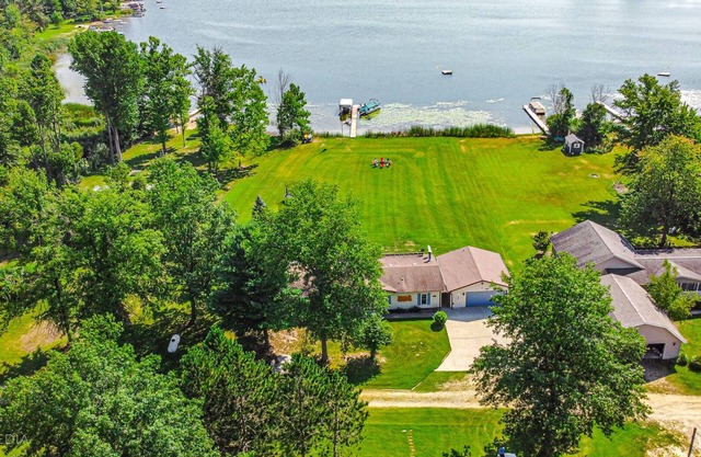 Lake Front Home with Plenty of Space inside and outside. 100 Ft of Lake Frontage