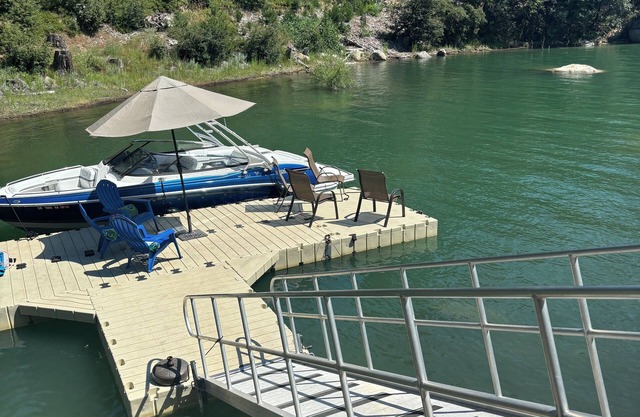 Large Lake Front home with dock and game room Close proximity to Yosemite