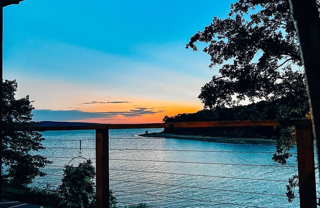 Lake Front House w/beach access, Pool Table, Arcades, Kayaks & Bunk Room