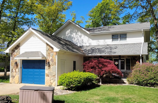 Lake front house on private beach, spacious 5-bedroom with multi-level decks