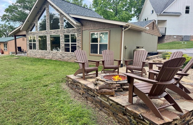 Lake Front/ Lake View! Pool, Fire Pit at No Bad Days Cabin on Table Rock Lake