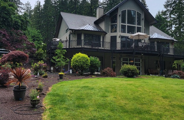 Lake front LAWN FLOOR of bi-level home. bottom floor only. private entrance.