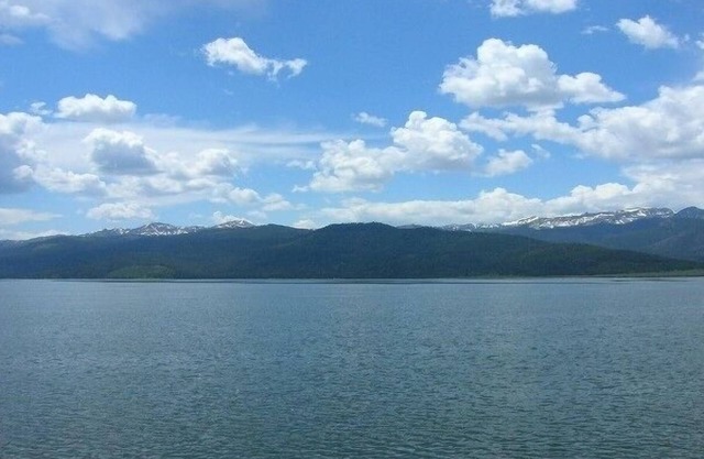 Cabaña de madera frente al lago con deslizamiento de barco
