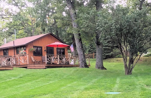 Lake Front One Bedroom Log Cabin ubicado en Clear Lake Resort and Boat Rental