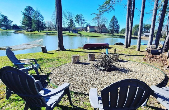 Lake Front Sleeps 4. Close to Waterfalls, Parks, Golf, Fishing & Dog Friendly.