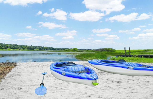 Lake Front! Spacious Home w/heated pool & kayaks