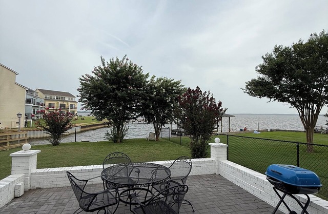 Lake front spacious 4-bedroom house in welcoming Livingston with WiFi, AC & MORE