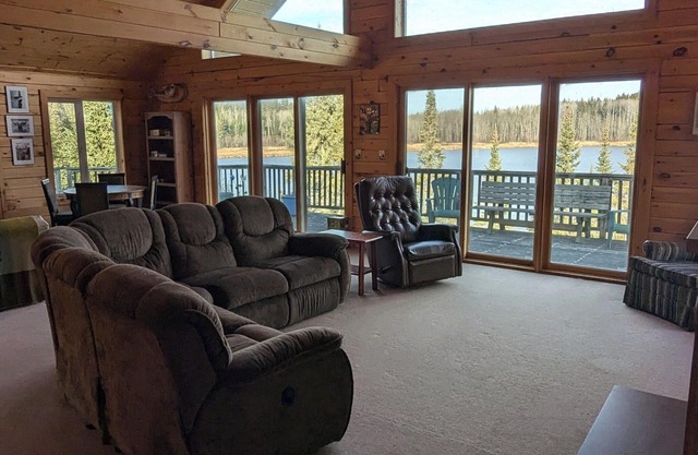 Lake front timber cottage amongst towering pines. Family and pet friendly