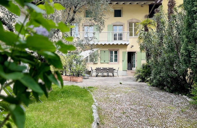 Lago de Garda: villa idílica en un tranquilo pueblo con olivos y palmeras