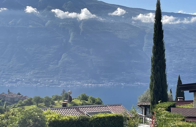 Lake Garda Tignale vacation home bungalow with pool and lake view