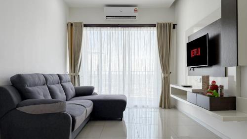 Lake Garden View Homestay with Pool and Netflix