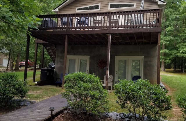 Lake Gaston Waterfront Cottage Capacidad para 6 adultos, Boathouse y kayaks disponibles