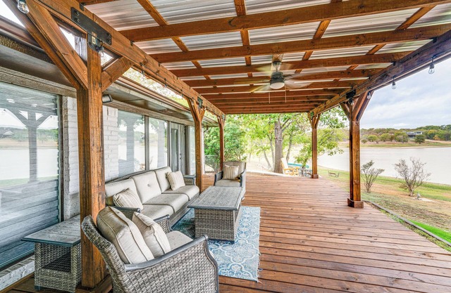 Lake Gem: Private Dock & Large Patio in Lewisville