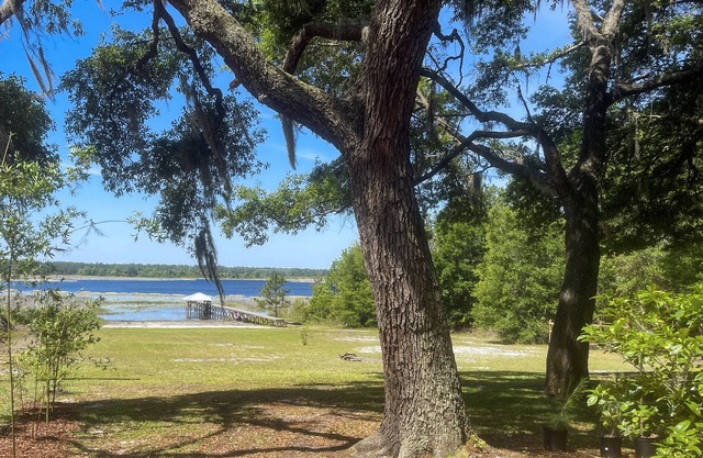 Lakefront Escape – Sunrise Views, Kayaks & Fireside Nights