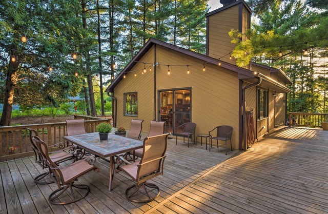 Lake Geneva Home w / Fire Pit - ¡5 minutos a la ciudad!