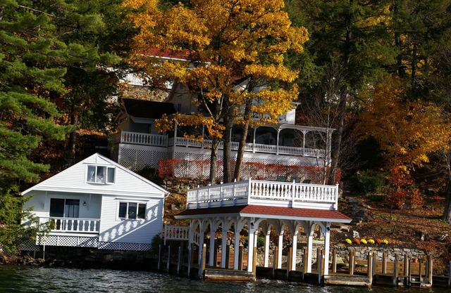 Lake George, frente al lago, capacidad para 20 personas, 3 viviendas, 8 habitaciones, gran terraza frente al lago