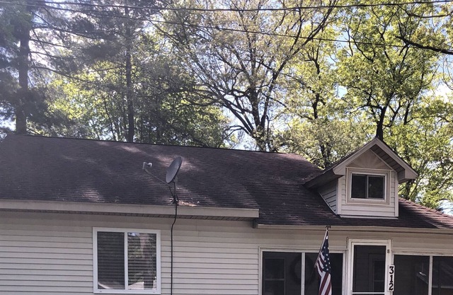 Lake George/Shingle Lake ~ WIFI ~ Pet Friendly ~ Cable - Walk to Lake