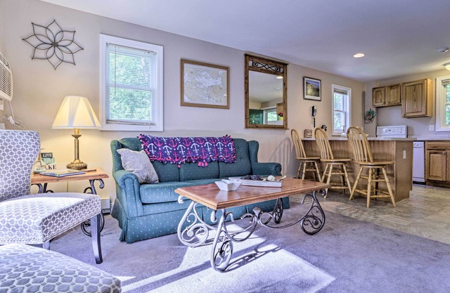 Lake Getaway: Walk Across Street to Private Beach!