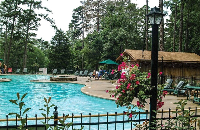 LAKE & GOLF RESORT Cabin in Holly Lake Ranch w/Golf+Pools+Fishing+Kayaking+more!